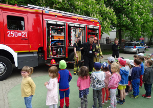 dzieci poznają wyposażenie wozu strażackiego